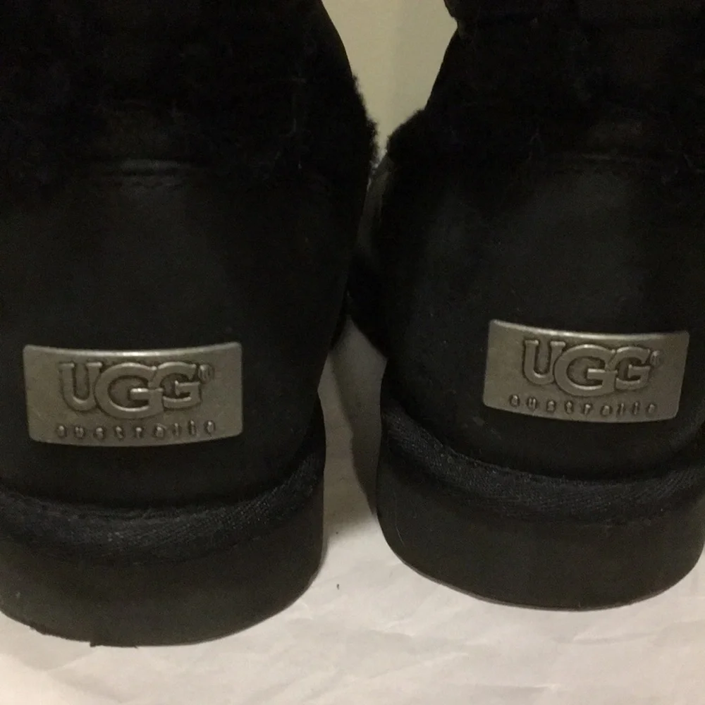 LIKE NEW! Ugg womens Becket Triple Buckle 1005380 Leather Shearling Boots size 8